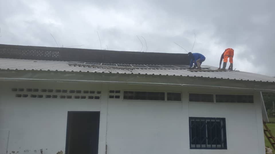 SicNva's tweet photo. 🔴 INNOVATION 💡
  [ÉNERGIE]

Le site de la #NVL luira désormais grâce à l'énergie photovoltaïque nouvellement installée. Le PDG de la #NVA rassure le personnel du site pour des perspectives nouvelles. 

@celcomminpmeesa 
@JamylNsangou 
@Edgarrou1 
@IsmamOfficiel 
@AlliantF https://t.co/YU4vTxYj8U