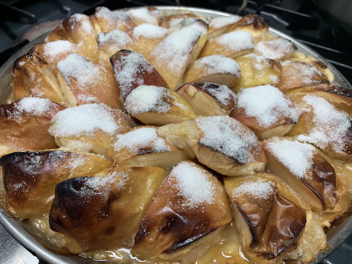 RteCasaJaime's tweet photo. Deliciosa, hasta decir basta... Tarta de Manzana agridulce. (pomes del agredolç) #mediterraneoenvivo #CostadeAzahar #Peñiscola https://t.co/HrY6UOPiP5