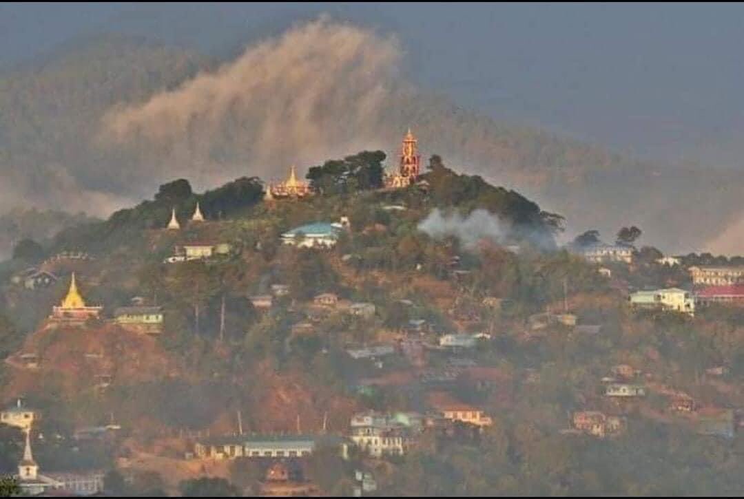 mthitty's tweet photo. The situation of Mindat is getting worse. Military has been firing heavy artillery and air strikes against the local defense forces throughout the day and is now reportedly using the civilians as human shield.
#WhatsHappeningInMyanmar https://t.co/LtBH8v1Mjc