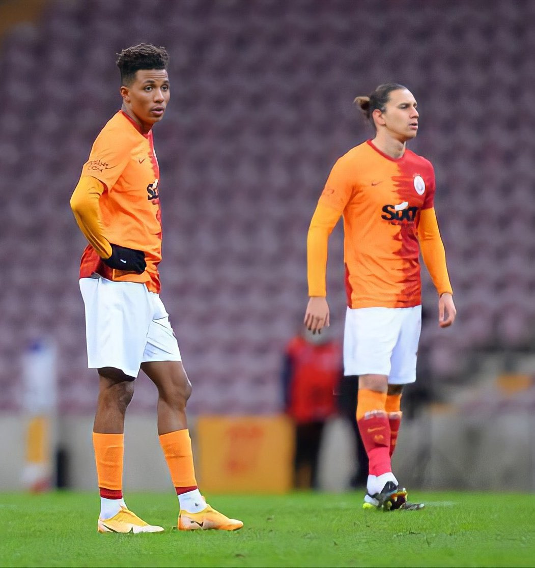 Orta sahayı domine eden aslanlar, şampiyonluğu getirecek olan sizlersiniz, size inaniyoruz💪🏼🦁

#GSvYMS 
#BugünGünlerdenGALATASARAY