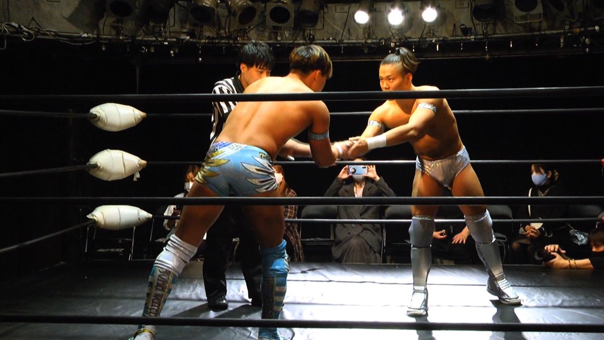 nicoprowres's tweet photo. #JSTAGE 4.17王子大会 #NEXTSTAGE 後半戦は島谷常寛と井坂レオの軽快なシングル、メインは頓所隼と渡辺壮馬が #pw_ACE 出身者にして元タッグパートナー同士 が #w_1 から1年後のリングで再開‼️ #Marvelouspro #GLEAT #nicopro
https://t.co/FBS444hO1R https://t.co/05oOoPE0sY