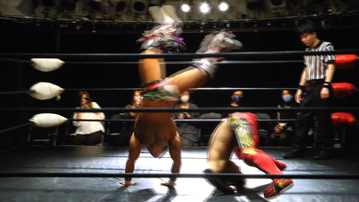 nicoprowres's tweet photo. #JSTAGE 4.17王子大会 #NEXTSTAGE 後半戦は島谷常寛と井坂レオの軽快なシングル、メインは頓所隼と渡辺壮馬が #pw_ACE 出身者にして元タッグパートナー同士 が #w_1 から1年後のリングで再開‼️ #Marvelouspro #GLEAT #nicopro
https://t.co/FBS444hO1R https://t.co/05oOoPE0sY