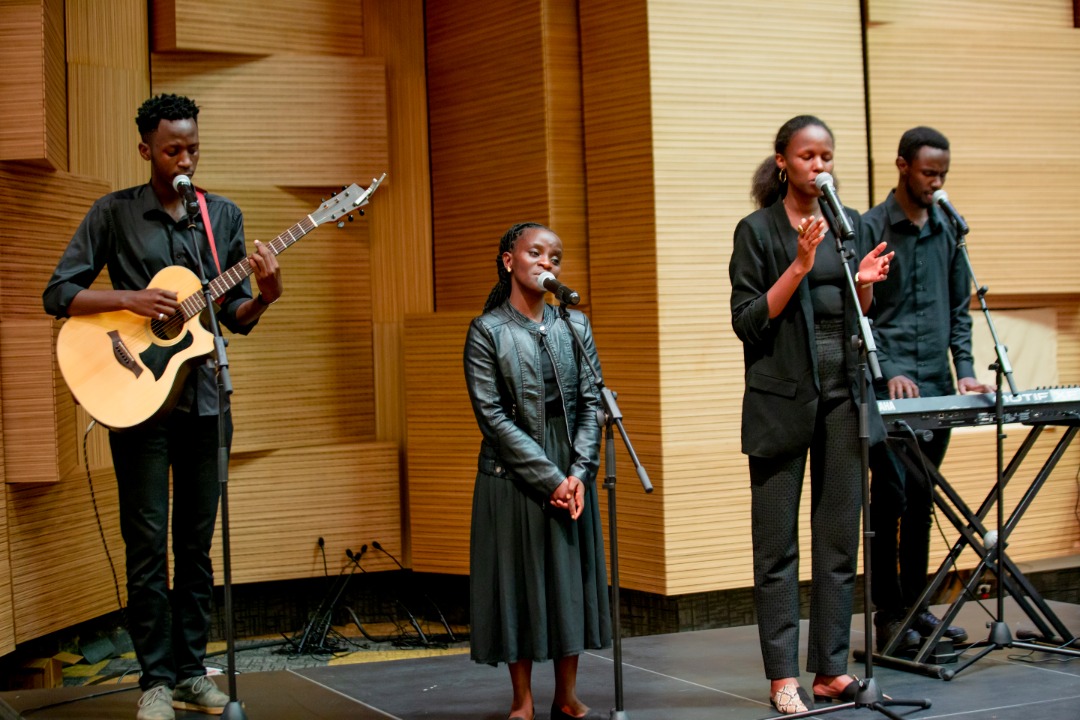 Imbuto's tweet photo. PHOTOS: #IgihangocyUrungano youth conversation, organised by @YouthCultureRW, Imbuto Foundation and other partners, in line with the 27th Commemoration of the 1994 Genocide against the Tutsi.
For more photos: https://t.co/5MEpNwNjrG
#ThePromiseofaGeneration
#Kwibuka27 https://t.co/M68DuFv00t
