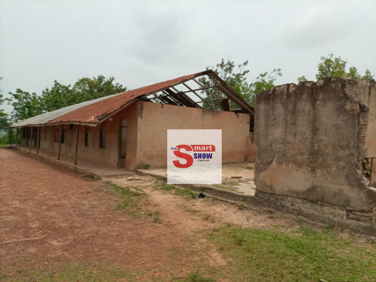 OnuaSmart's tweet photo. This is the current state of DA JHS in FOSUKROM in Bia East District which was established in 1962. 
😥😔
#FixTheCountryNow https://t.co/bF3RbcrELt