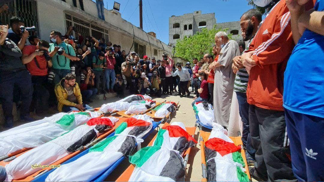 mohdkamil21's tweet photo. #Gaza bids farewell to 10 martyrs from the families of Abu Hatab and Al-Hadidi, who died as a result of the occupation’s bombing of their home in Al-Shati refugee camp, west of #Gaza City, at dawn today.
#Gaza_Under_Attack 
#PalestineBleeding https://t.co/Tlr4I7HUP3