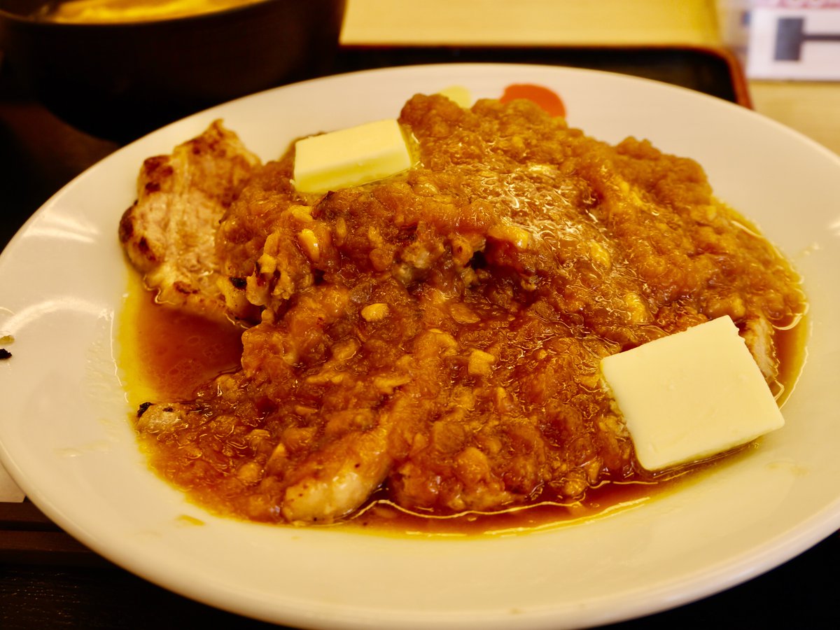 takungm's tweet photo. 松屋のトンテキ定食。再登場を心待ちにしていたので、ダブル定食で。しかも！店舗限定で定食ライス特盛も無償オプションでしたので、ライスも特盛でいただきました。ものすごい満足感です。
今回はシャリアピンソースの方を食べたので、トンテキソースの方も食べたなくてはいけないですね！
#松屋 https://t.co/cifb42ACoz
