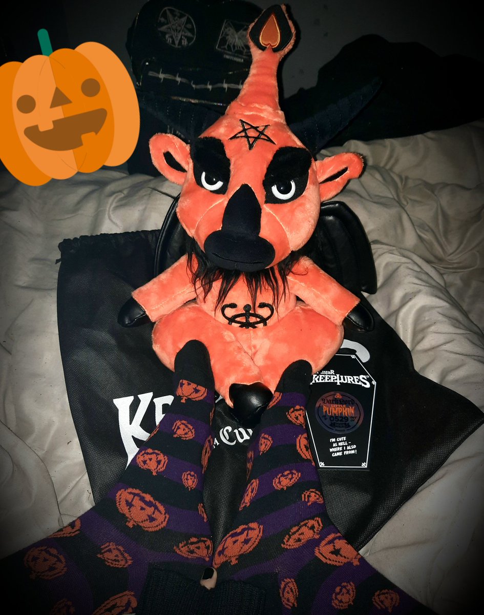 bethabreeflack's tweet photo. Love my lil pumpkin ๐๐
#pumpkin #killstar #kreeptures #pumpkinsocks #feet #gothgirl https://t.co/H82s00PHaW