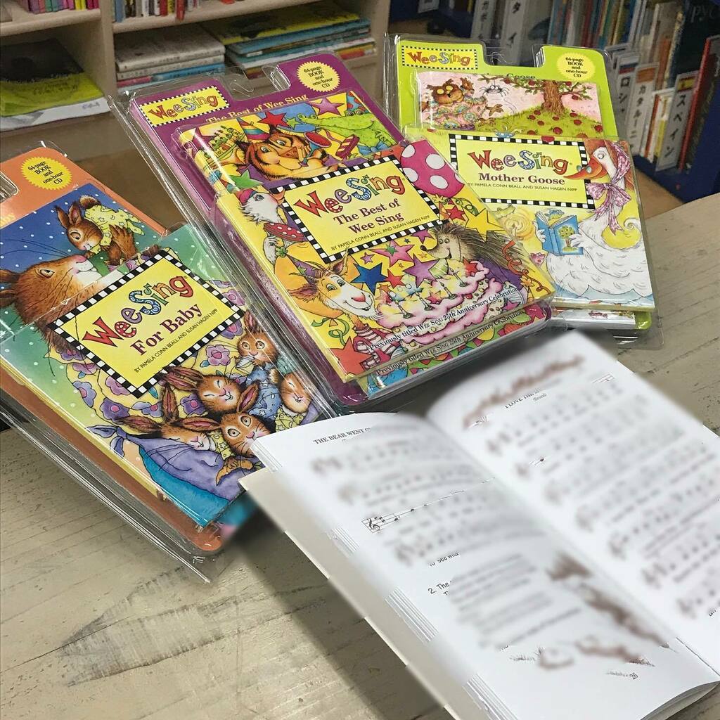 Ehon_House's tweet photo. 【今日の一冊】英語の歌のBook&CD「WeeSing」シリーズ
メロディとコードの楽譜が付いているのが特徴です。CDが速いと思った時も、楽譜や歌詞をゆっくり確かめられて、英語の歌をしっかり楽しむことが出来るシリーズです。
#英語の歌 #weesing #歌って覚えよう https://t.co/iCkRNQ0omJ