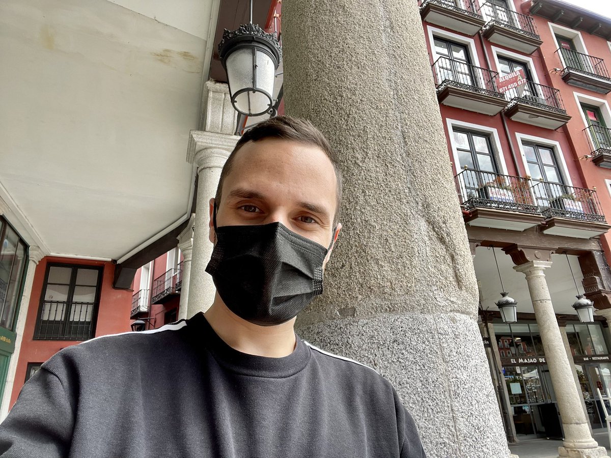 giraldeo's tweet photo. El año pasado desvelé en este hilo el secreto que guarda esta columna de la Plaza Mayor de Valladolid, y me contaron que desde entonces hay free tours que se detienen para contar mi historia junto a ella. Tremendamente orgulloso estoy. 😃 https://t.co/UwLwRXBvXr