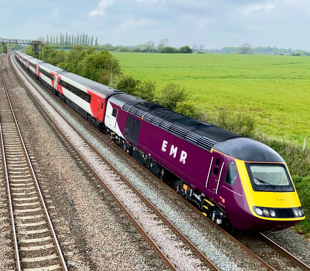 MartynSpencer10's tweet image. It’s been a blast😢 #HSTonMML #MMLMemories 1B28 passes Kilby Bridge 15/5/21 #yesemr #hst #class43 #intercity125 @mattymidland @weareEMR @EastMidRailway @mole259 @dominichames @WilsonBone @thelegoguard @TraceyDagley @thesatnav89 @chris_railway @HiPa_IC125_ @JDrvr @MrTimDunn