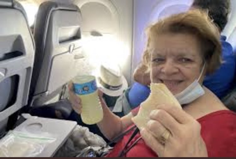 mjean2's tweet photo. Como viajar a Washington sin gastar mucho $$$ Sanguichitos de mezcla y botella de agua q se llena con agua en el gate, con cristal lite. https://t.co/Ie1dciAFOG