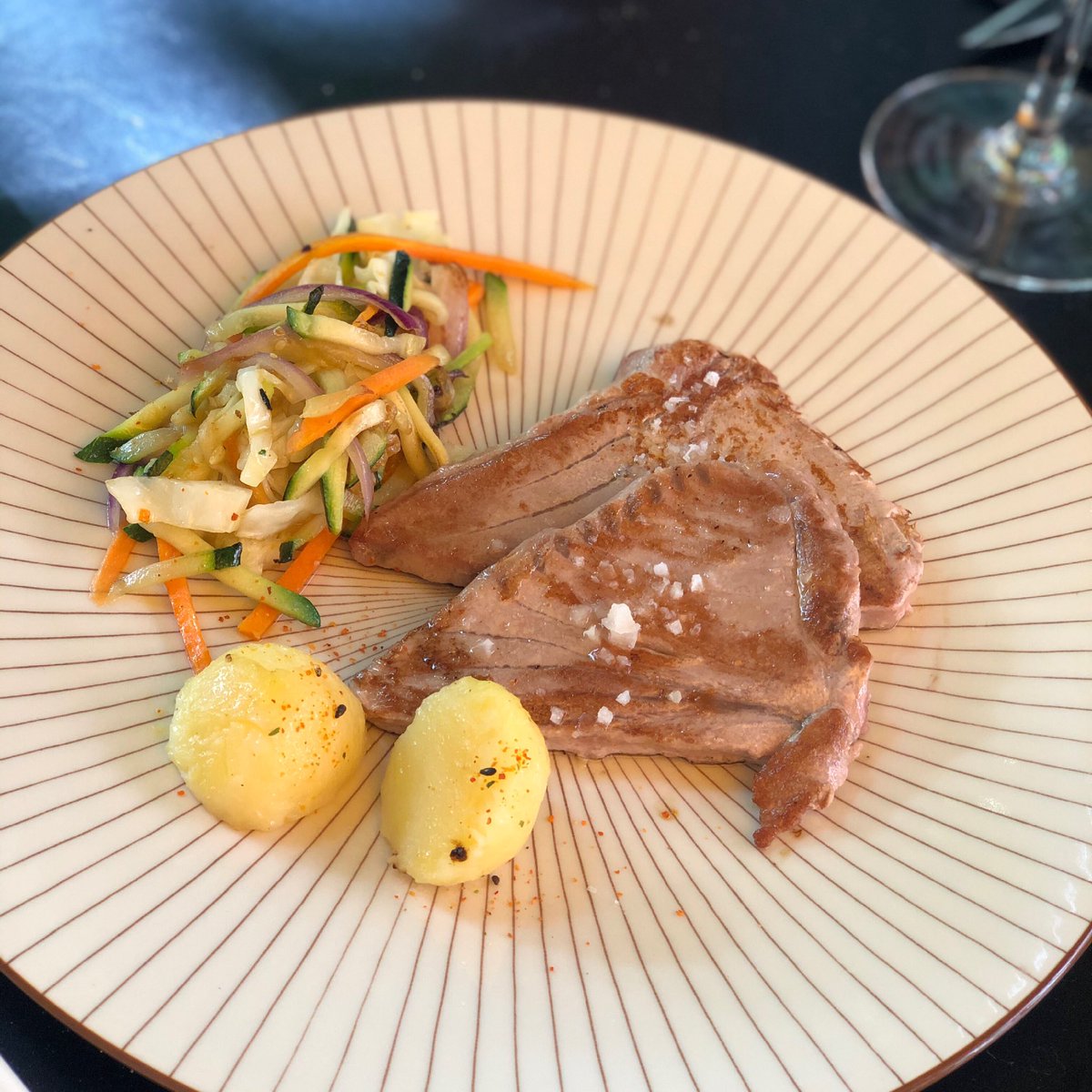 Solomillo de autentico Atún Rojo Salvaje de Almadraba ¿con quién serías capaz de compartirlo? Menciónalo por si hay suerte y puedes venir este fin de semana a Sibarius.
#granada #atunrojosalvajedealmadraba  #vueltayvuelta #foodiesgranada #gastronomiasingluten #andaluciasegura