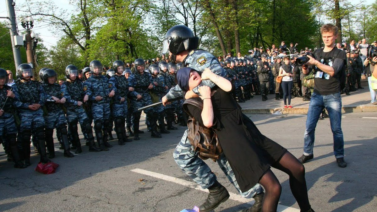 Бьют омон. ОМОН против протестующих. Полиция ОМОН. Силовики ОМОН.