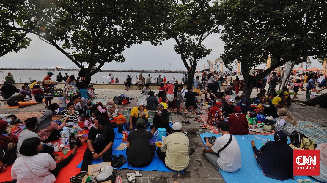 CNNIndonesia's tweet photo. Ancol dan Ragunan ramai dikunjungi wisatawan meski ada imbauan untuk menghabiskan libur Lebaran di rumah. Pengunjung tempat wisata Taman Impian Jaya Ancol pada hari kedua Lebaran mencapai 39.000 orang. https://t.co/TdkA9KonZ9 #CNNIndonesia https://t.co/eKV8taLDIt