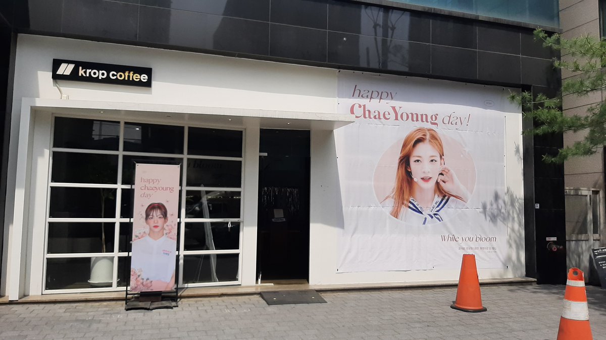 Rommanticday's tweet photo. #HAPPY_CHAEYOUNG_DAY
#화사한_봄날의_5월은_채영이로_더_빛나 
@kropcoffee

생일 당일 아침부터 채영이를 만날 수 있어서 감사했습니다 :) 올 한해도 채영이가 행복하길 빌어봐요. https://t.co/LEirzNrkMk