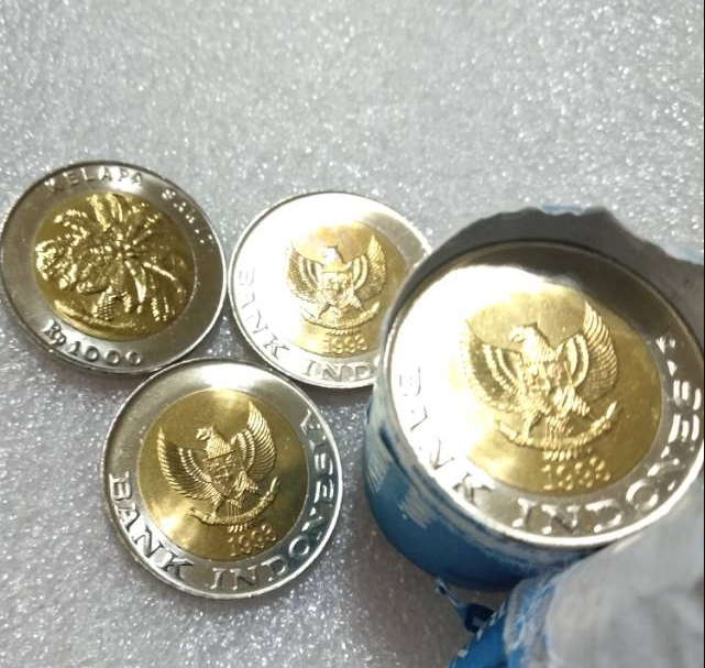 RonaldWals's tweet photo. THR ->> Rp 500.000 kira-kira enak nya buat opo ya?.. receh lagi.  😅😂 https://t.co/LTIlYafwej