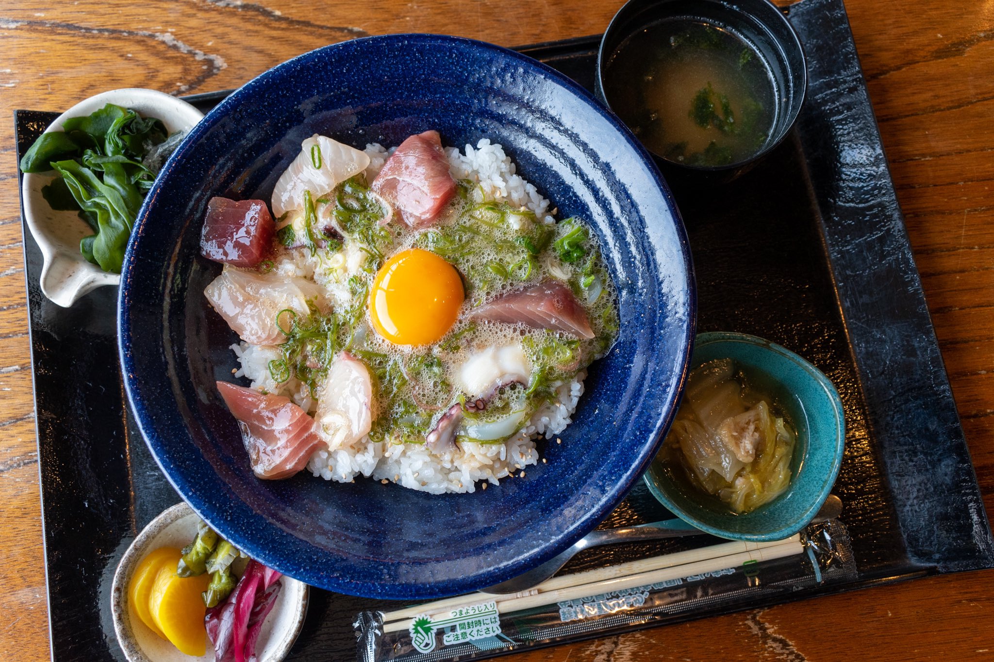 でじお ここから ここから ゆるキャン Season2 でも出ていた 堂ヶ島食堂さんでランチしました 作中で出ていたぶっかけ丼を注文 通常サイズを注文したのですが通常サイズとは思えない量で ボリューム満点で美味しかったです 店内には