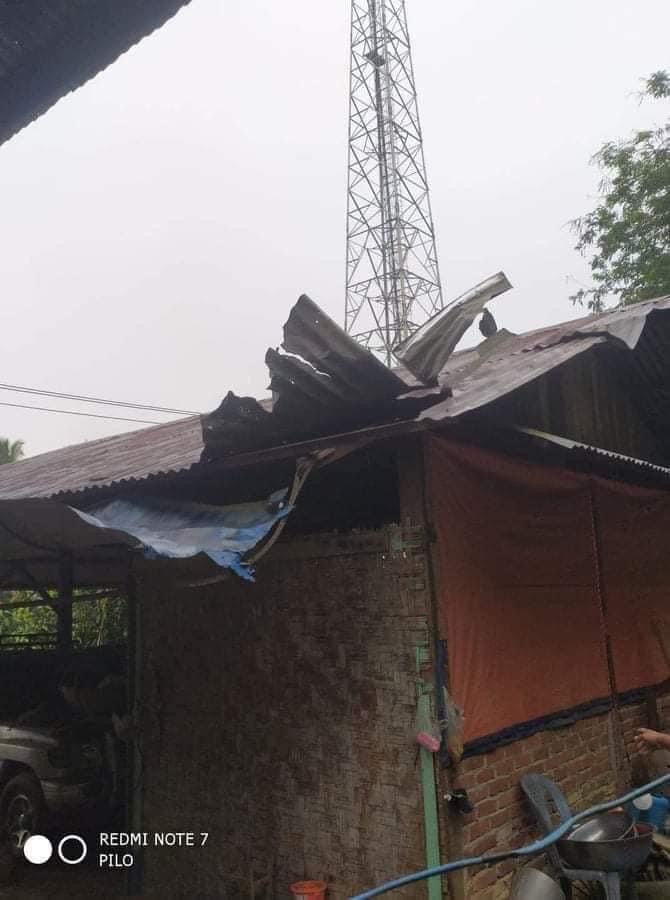 Many houses in Myothit and Sihub villages in #Kachin State's #Momauk Township were damaged by artillery attacks and air strikes during fierce fighting between the Kachin Independence Army (KIA) and regime troops on Friday.
(Photo: Bhamo Platform) #WhatsHappeningInMyanmar