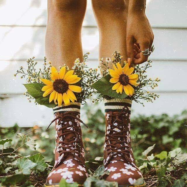 Asla vazgeçme!
Güzel anılarından...
Seni iyi hissetiren insanlardan...
 Nefes aldığın her anı...
 İnsanlar için değil kendin için yaşa...
Günaydıııınnn🌻
