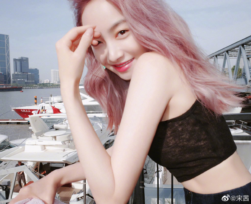functionlove's tweet photo. 210515 f(Victoria) = Weibo Updates https://t.co/PSMxB7zPEa https://t.co/mNcNQoGhN3
