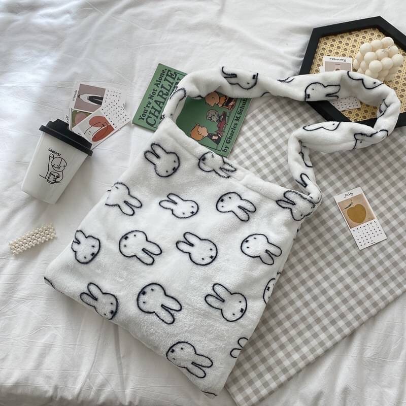 Cute_shopbag's tweet photo. 🐰 กระเป๋าสะพายข้างกระต่ายขนนุ่ม 🐰
🐋 วัสดุ : ขนนุ่ม (ผ้านาโน)
��� ขนาด : กว้าง 32*สูง 33 cm
🌿 สายยาว 100 cm
🗳 เปิด-ปิด ด้วย เมจิกเทป
 
⭐️ ราคา 120.- ⭐️  #กระเป๋าตังค์ #กระเป๋าผ้า #กระเป๋าสวยๆ #กระเป๋าสวยๆ #กระเป๋าเป้สะพายหลัง #กระเป๋าเครื่องสำอาง #  #กระเป๋าราคาถูก https://t.co/tzabU5d5Ds
