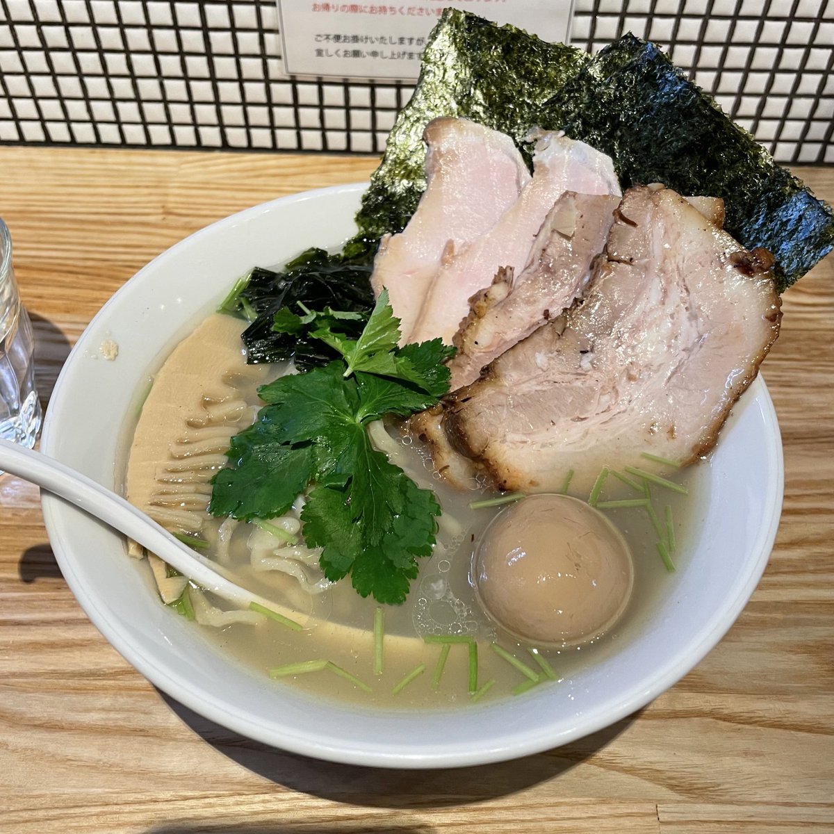 otototossy's tweet photo. ☆今日のノットフルーツ☆
蔵前来たら、これだよね!
らーめん改 貝塩らーめん!
#らーめん改 #貝塩らーめん #ぜんぶのせ
#notfruit https://t.co/NmMf39bJAo