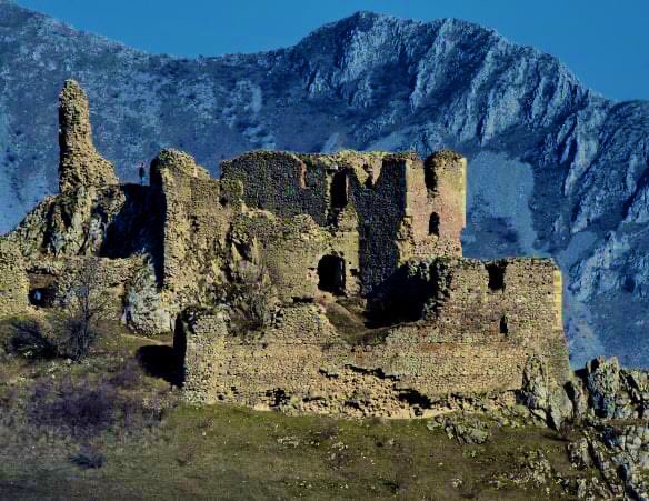 Travel_2Romania's tweet photo. #Trascau Fortress (also called #Coltesti Fortress), #Alba,was built at the end of the XIII It was intentionally built on the top of a limestone hill, following the Tartar invasion of 1241, when many damages were done to the towns Rimetea &Coltesti
📷Victor Popa
#DiscoverRomania https://t.co/tRNmipObKn
