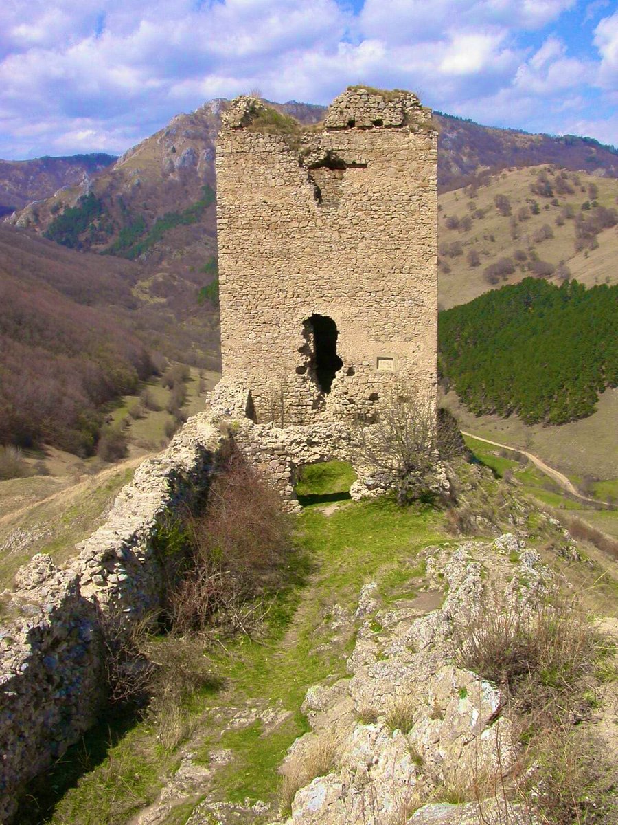 Travel_2Romania's tweet photo. #Trascau Fortress (also called #Coltesti Fortress), #Alba,was built at the end of the XIII It was intentionally built on the top of a limestone hill, following the Tartar invasion of 1241, when many damages were done to the towns Rimetea &Coltesti
📷Victor Popa
#DiscoverRomania https://t.co/tRNmipObKn