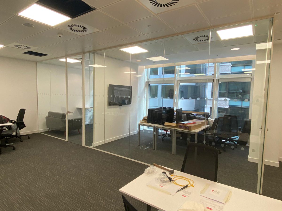 PremfixLondon's tweet photo. Recently completed glass office/boardroom at Gracechurch Street. Completed out of hours before the tenant moved in to avoid disruption. A high standard finish from the team as always! #glassoffices #officefitout #meeting #partitioning @LondonPartition https://t.co/byjKNTO9PP