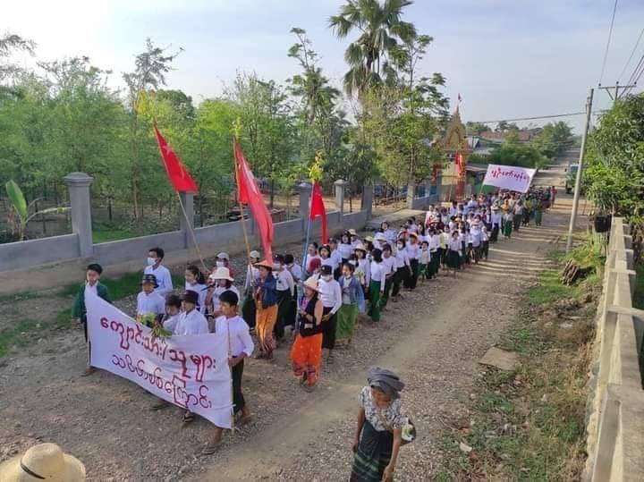 AlexMyanmar13's tweet photo. Students from #MweLay village, #Magway denied to go to school until the fall of dictatorship andp slavery education.
#WhatsHappeningInMyanmar 
#May15Coup 
#OpposeSlaveryEducation https://t.co/i21Zpdw0w9