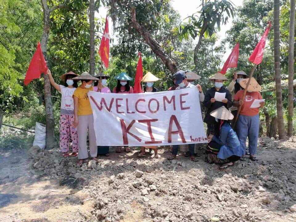 Charlot54729126's tweet photo. Locals staged a rally in Hopin to show their support for Kachin Independence Army (KIA) today. #WhatsHappeningInMyanmar #MilkTeaAlliance #May15Coup https://t.co/Vs5vb0JZEn https://t.co/8UF6MJNy95