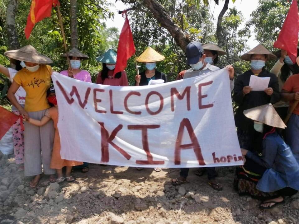 Charlot54729126's tweet photo. Locals staged a rally in Hopin to show their support for Kachin Independence Army (KIA) today. #WhatsHappeningInMyanmar #MilkTeaAlliance #May15Coup https://t.co/Vs5vb0JZEn https://t.co/8UF6MJNy95