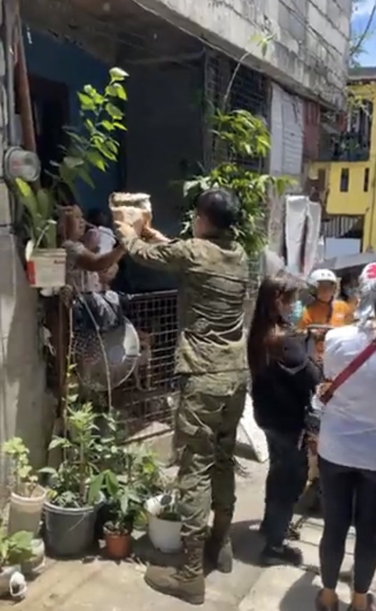 ronnieliang's tweet image. Preparation &amp;amp; Distribution of Meals here at Barangay Fortune Marikina City.
#ParaSaBayan 🇵🇭
#HelpingOneAnother 
#Army 
@TeamAFP @yourphilarmy @AFPCRS @CRSAFP