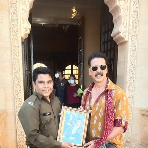 NarendraSagore2's tweet photo. @akshaykumar Namaskar sir me ap se Jesalmer me abhi bacchan pande ki sooting ke douran sooryagad hotel me mila tha teri mitti songh ako sunaya tha🙏🙏🙏🙏🙏 https://t.co/vo2qYYApKI