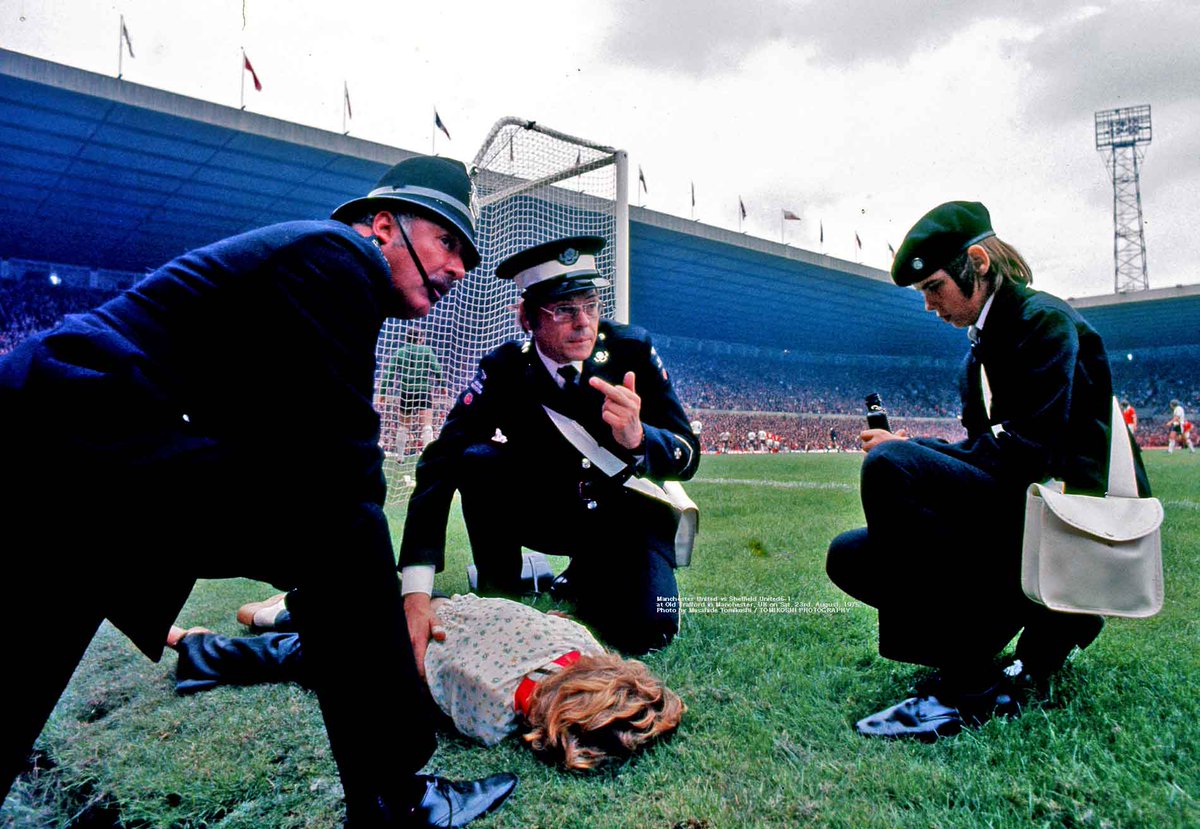 Manchester United vs Sheffield United5-1 
at Old Trafford in Manchester, UK 
on Sat. 23rd. August, 1975, 
Photo by Masahide Tomikoshi / TOMIKOSHI PHOTOGRAPHY