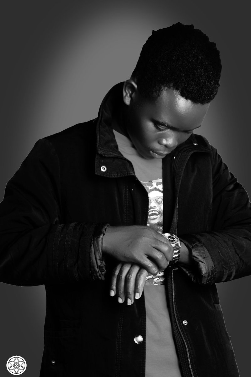 xdlmgmt's tweet photo. Blessed weekend from @PaPOtellemseh AKA Mr. #Bed_true 🙃
Catch him live on 102.7 Gulu fm today at Mid-day(12:00pm) during top 20 count down with RooneyValencia 👊🏾
keep listening and sharing his monster hit "BED TRUE" on the link below👇🏾👇🏾
https://t.co/liSwbR5XjB https://t.co/YWPmEIXPZK