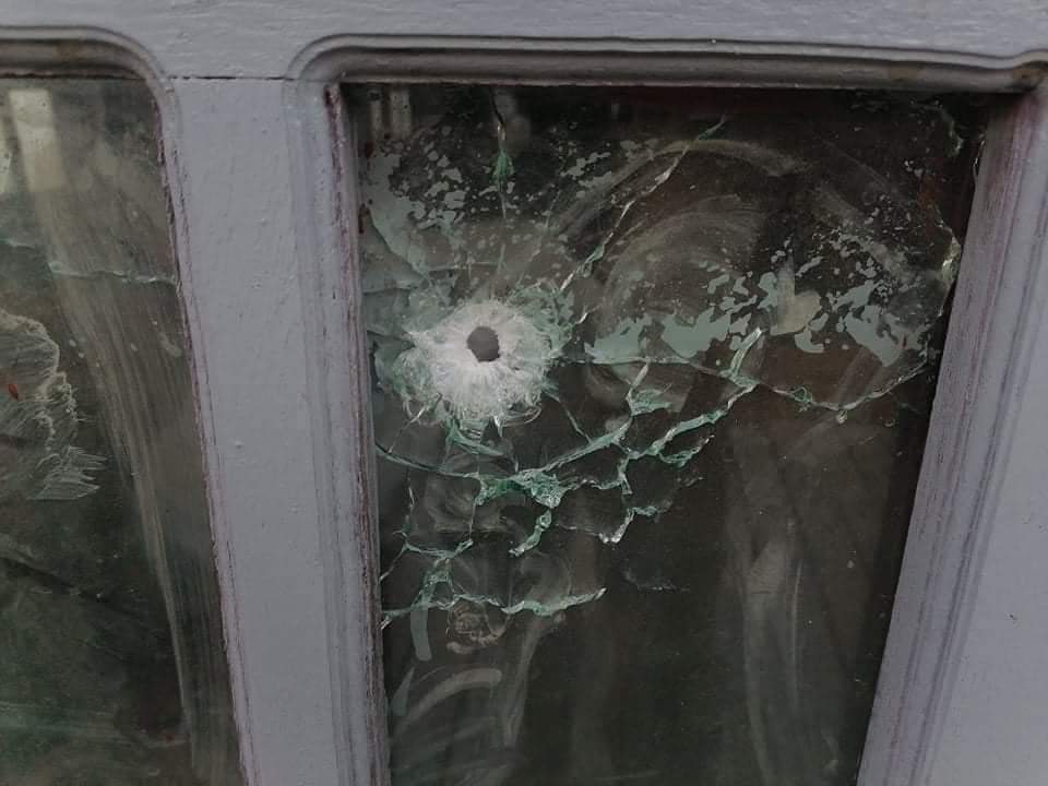 may08996495's tweet photo. Tw // Blood
In #Mindat, some homes were destroyed and some innocent people were injured as Junta terrorists opened fire with heavy weapons.
#May15Coup
#WhatsHappeningInMyanmar
#MilkTeaAlliance https://t.co/fs6oLHKuht