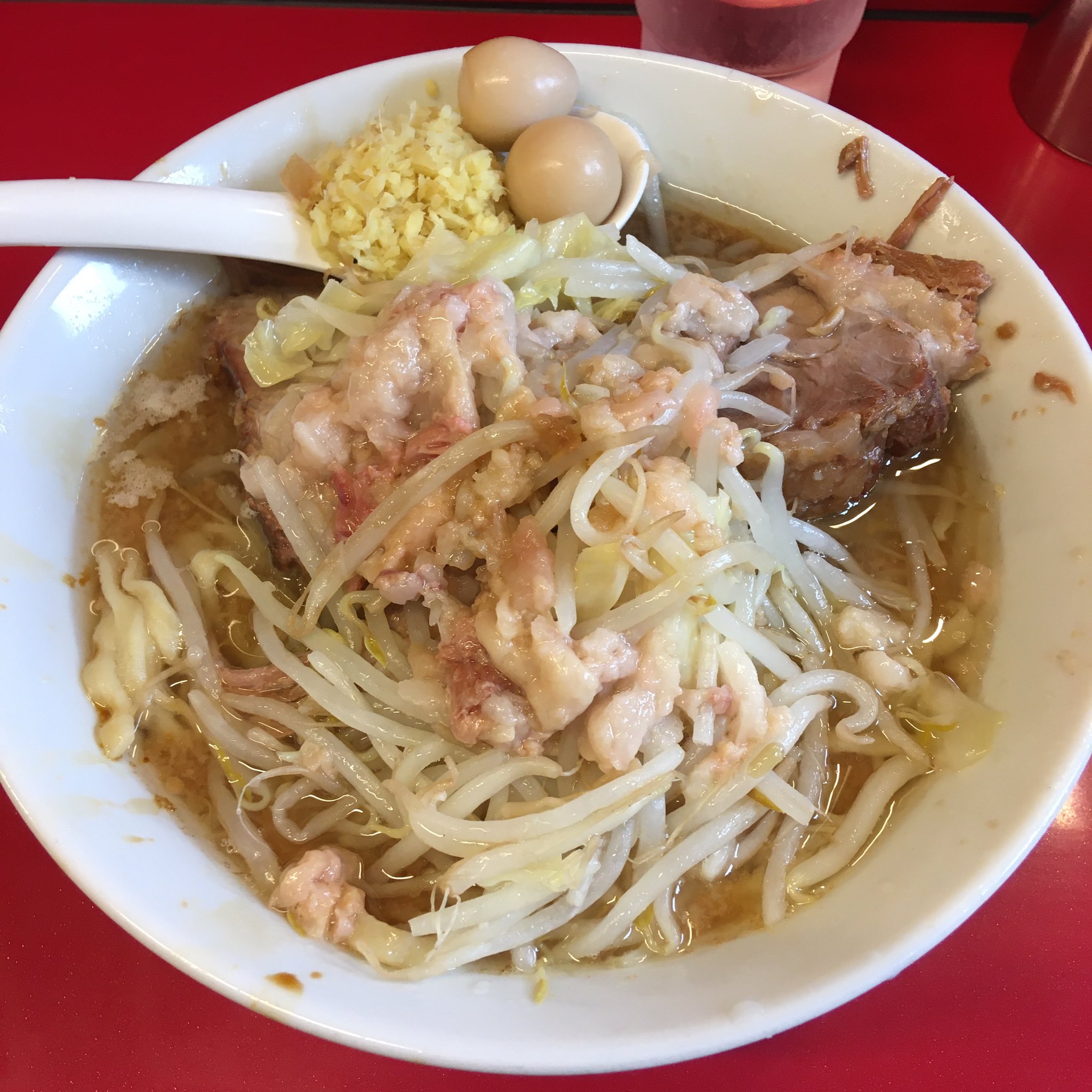 サンマルコ 二郎 西台 約9か月振りの訪問 麺少なめにしようか迷ったが弱気にまた半分 ショウガ半分 にするとウズラの卵2個サービスしてくれる とにかくショウガとスープが絶妙にマッチして旨すぎる アブラ少なめの豚はステーキみたいにデカくて大満足