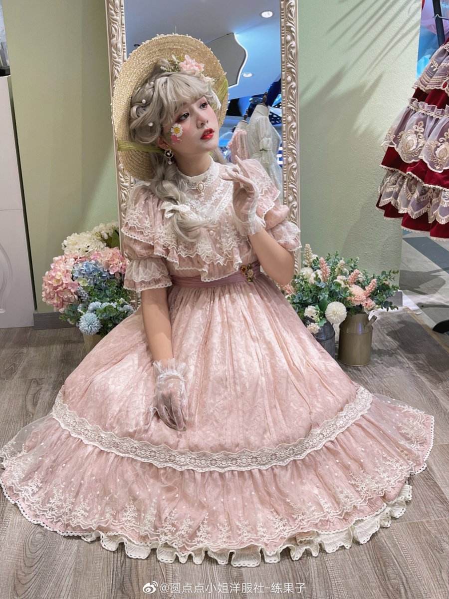 yukarilolita's tweet photo. Miss Pointの木香薔薇。
レース3種類、花柄1種類の計4種類。
来月の #CP27 @上海に向けて新作が出てきている。
いつ着るんだ?というほどでもなく、そこそこ着られそうな気がするねぇ。白はそうでもないか。 https://t.co/6EaiTiiK2n