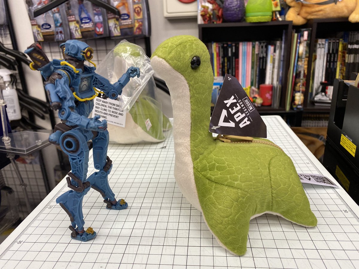 トイ コミックのガリンペイロinakihabara Apexで隠れファンも多いイースターエッグ ネッシーのぬいぐるみが商品化 ワットソンのエモートなどで登場するネッシーとほぼ同スケール 通販サイトからもお求めいただけます T Co Qoeakmzm9l