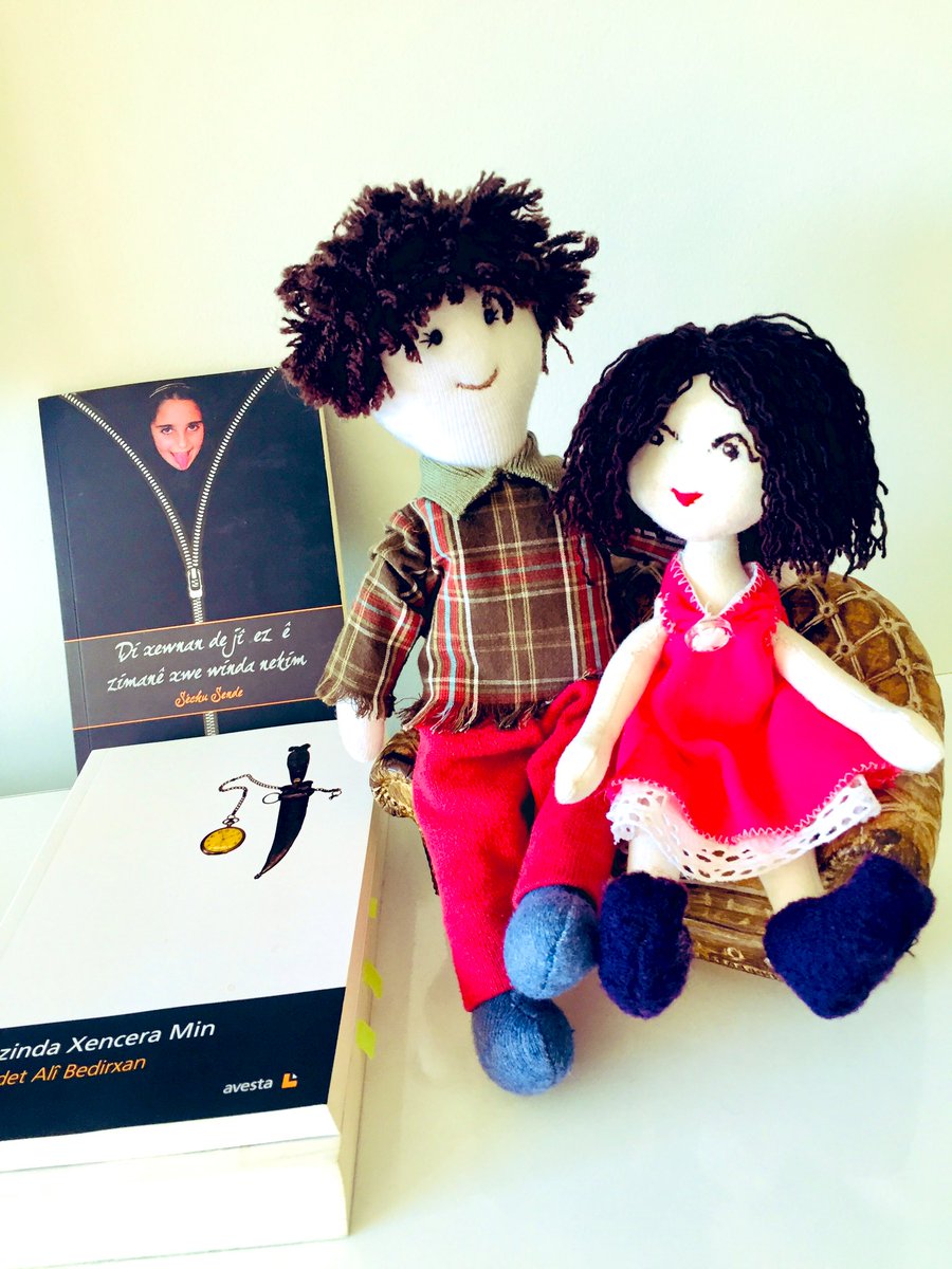 Lalesausiv's tweet image. Ji bîr neke Rewşena min  tixûbên zimanê te tixûbên cîhana te  ye!
CEJNA ZİMANÊ KURDÎ PÎROZ BE!
Ez dizanim bavo zimanê min hebûna min e .😊
 #zimanêkurdî #celadet #şam #kovarahawar #15êgulanê  ##cejnazimanêkurdîpîrozbe