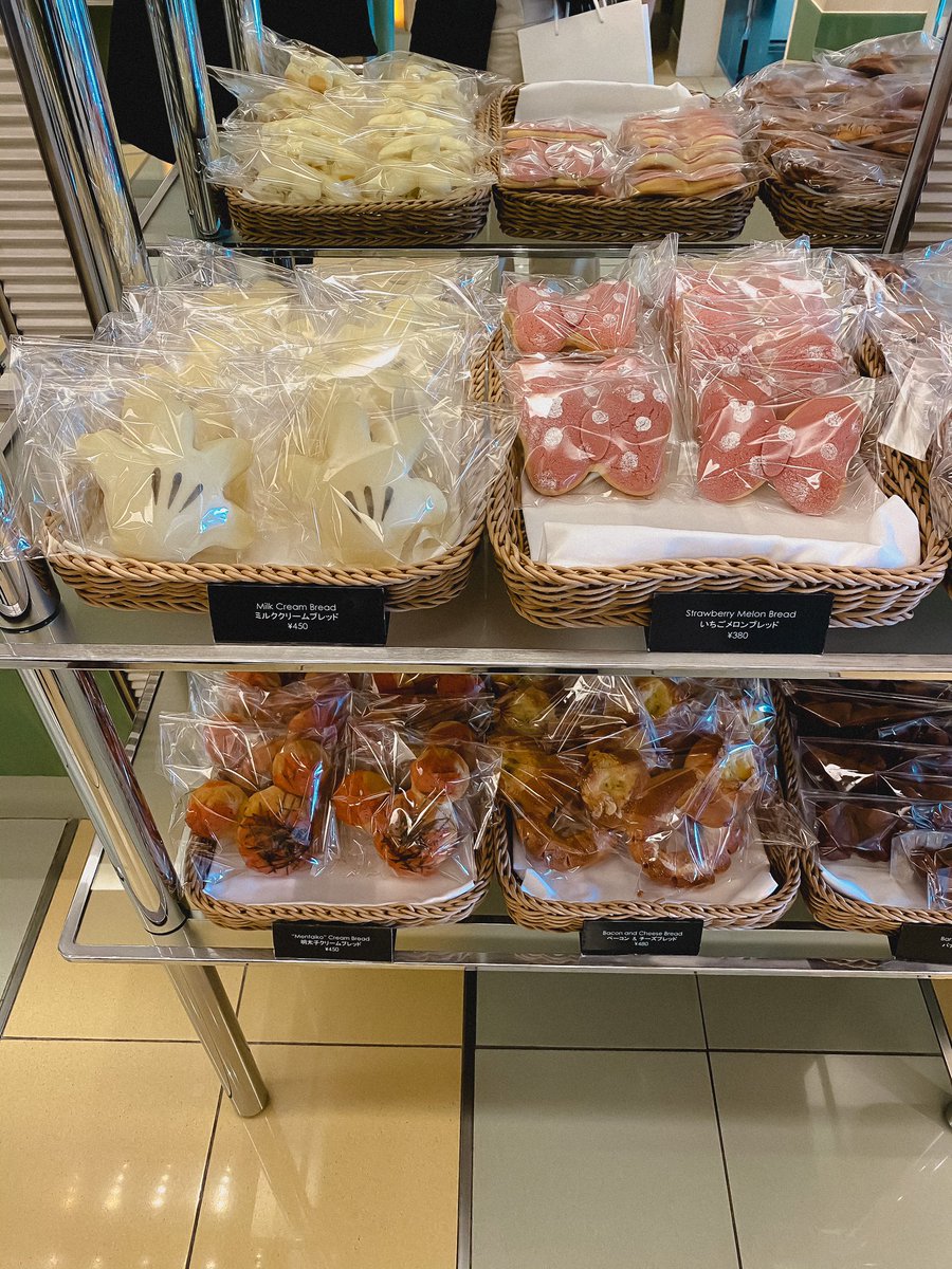 mapooo_t's tweet image. ディズニーアンバサダーホテルで買えるチックタックダイナーのパンがかわいすぎる。。ミッキーやミニーのリボンの形で食べるのがもったいない😂味もおいしかった〜！時期によってデザインが変わる期間限定のスペシャルブレッド(4つめの写真)は事前予約必須なのでご注意を。