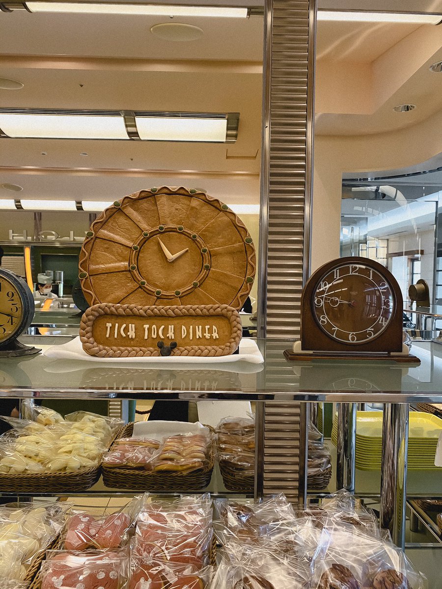 mapooo_t's tweet image. ディズニーアンバサダーホテルで買えるチックタックダイナーのパンがかわいすぎる。。ミッキーやミニーのリボンの形で食べるのがもったいない😂味もおいしかった〜！時期によってデザインが変わる期間限定のスペシャルブレッド(4つめの写真)は事前予約必須なのでご注意を。