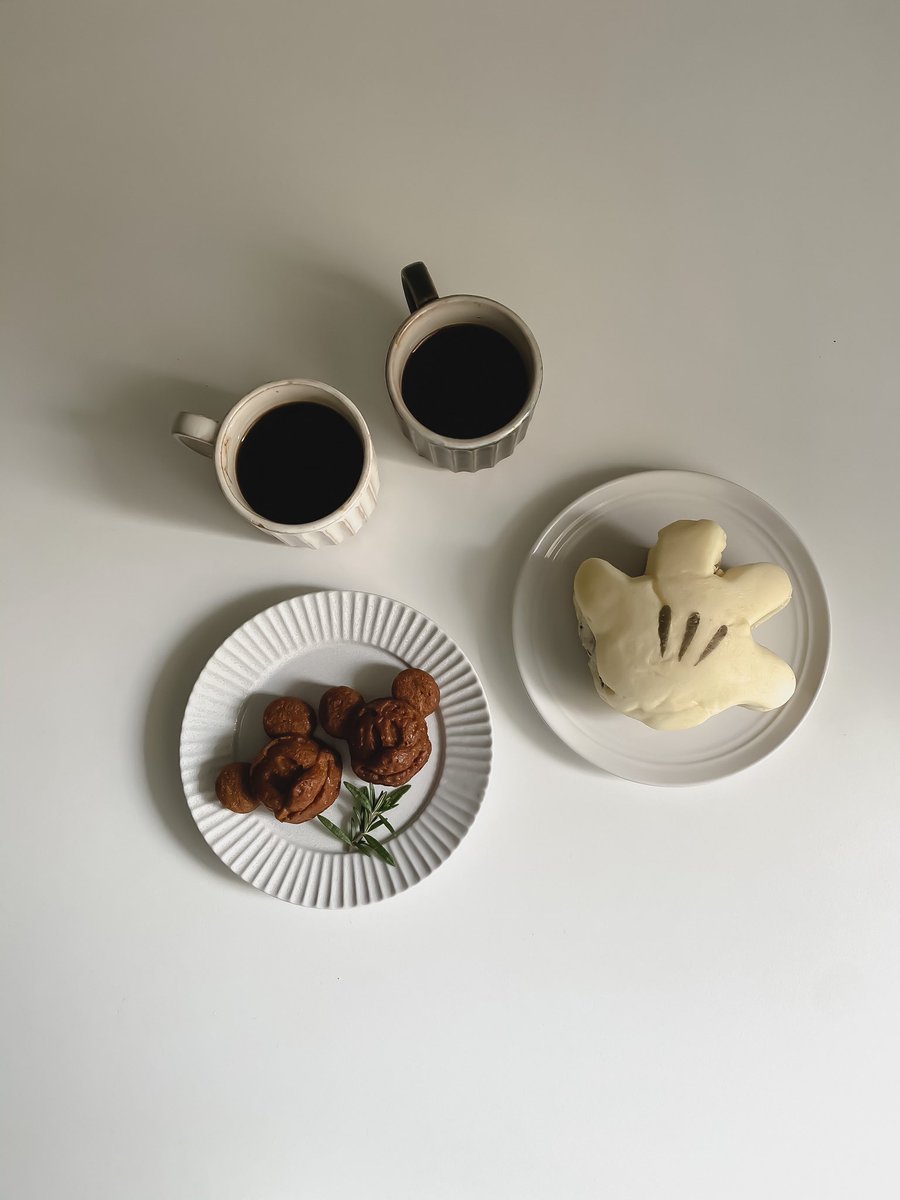 mapooo_t's tweet image. ディズニーアンバサダーホテルで買えるチックタックダイナーのパンがかわいすぎる。。ミッキーやミニーのリボンの形で食べるのがもったいない😂味もおいしかった〜！時期によってデザインが変わる期間限定のスペシャルブレッド(4つめの写真)は事前予約必須なのでご注意を。