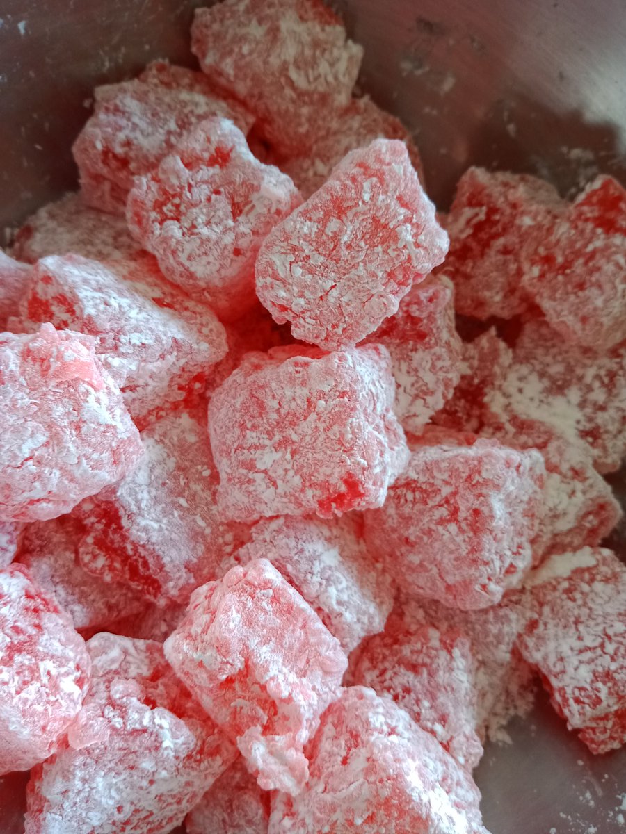 MamanRodarde's tweet photo. Avec plus d'eau + de l'agar-agar pour gélifier : découpage et démoulage faciles. On sent bien l'arôme de rose. En revanche, la texture est granuleuse. Je pense que j'ai trop fait cuire la maïzena. Un 5e essai s'impose ! 🤷🏻♀️ #loukoums https://t.co/LLsGhn6YQ5