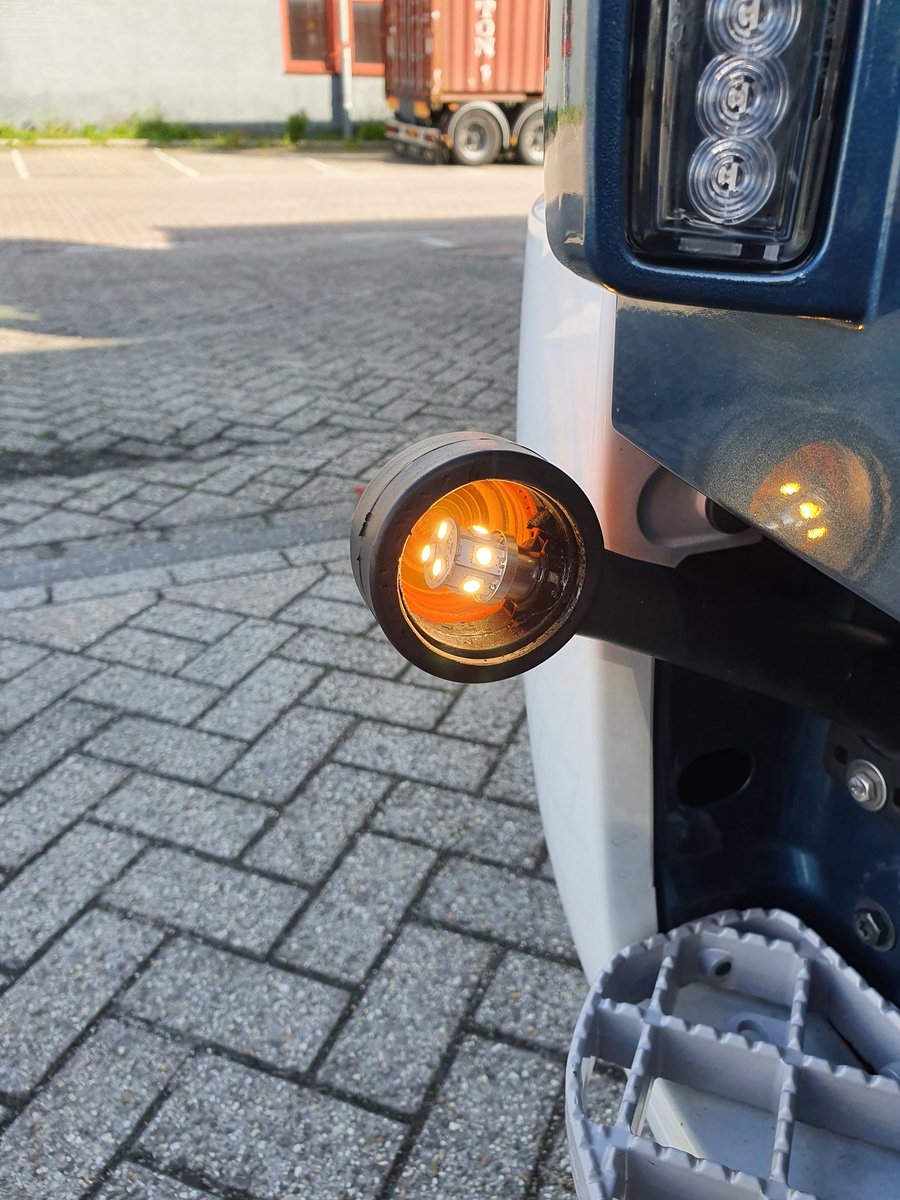 Adriaantje_010's tweet photo. Niet werken wel koffie met #tompouzen 😀 Verder beetje prullen met lampjes en zo #ledlicht #scania \8/ #lzv #groenenboom https://t.co/10buJECUiP