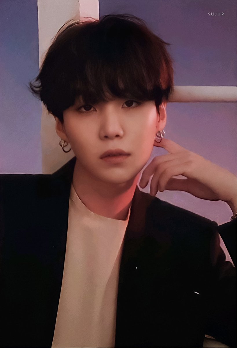 ceintza's tweet photo. Ini namanya Min Yoongi. Orang paling keren sedunia. Punya guguk namanya Min Holly. Holly gemesin banget sama kaya yang punya nya. Yoongi suka jeruk. Yoongi pengen makan satu box jeruk. 

I’m voting for @BTS_twt for #BBMAsTopSocial https://t.co/1AMxUqi0wo