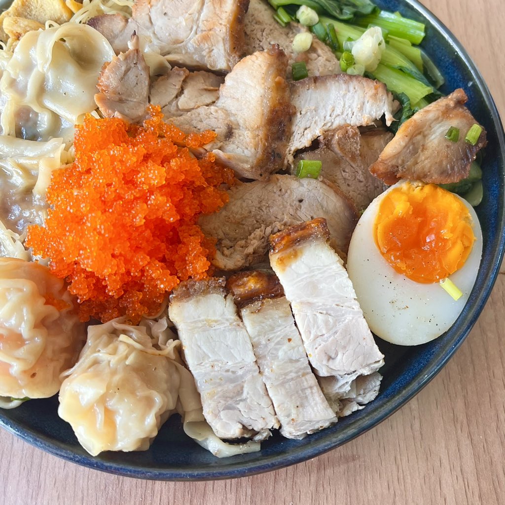 TEAWPAP's tweet photo. มาแนะนำร้านบะหมี่ที่อร่อยชิบหายยย นานๆจะเจอบะหมี่ที่เส้นเล็ก เหนียวนุ่ม ลวกมาไม่เละ แม้สั่งเดลิเวอรี่มา !!! หมูแดงที่ใช้คือปังมาก ชิ้นใหญ่ หนา แต่นุ่มชิบหายยยย เกี๊ยวกุ้งคือเดอะเบส กุ้งเน้นๆเด้งๆ สรุปแม่งโคตรดี ร้าน Tim's Noodle House ชอบเพชรบุรี 47 #กินแป๊บ #อร่อยบอกต่อ @aroii https://t.co/duJpKehmSn