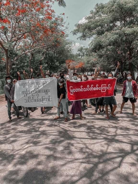 klatpri's tweet photo. Mya Taung strike and jewelers and brokers strike joined the protest on Mandalay Kandawgyi Road amid obstacles to protest against the military dictatorship today.
 #WhatsHappeningInMyanmar #MilkTeaAlliance #May15Coup https://t.co/ngaArS4IXL