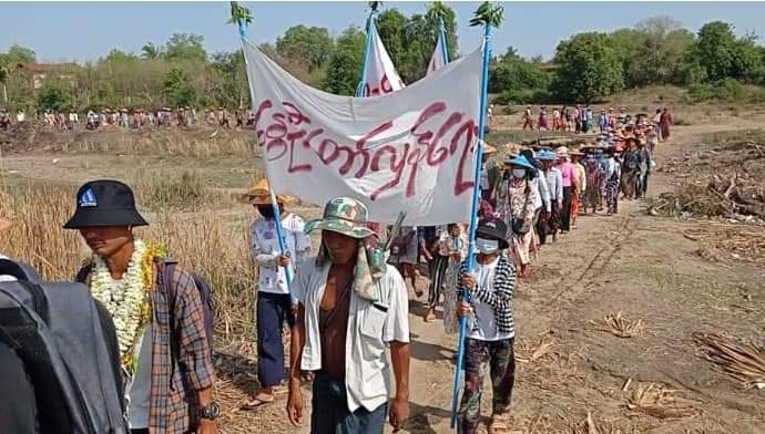 ZipporahNyi2's tweet photo. Rural villagers in Yinmabin and Salingyi Tsp,Sagaing Region gathered and protested against the military regime.
#May15Coup
#WhatsHappeningInMyanmar https://t.co/sVRCxN3GBt